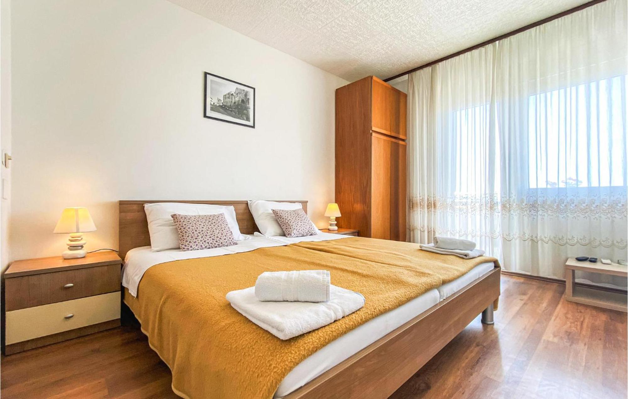 Amazing Apartment In Kastel Sucurac With Kitchen Kaštela Exteriér fotografie