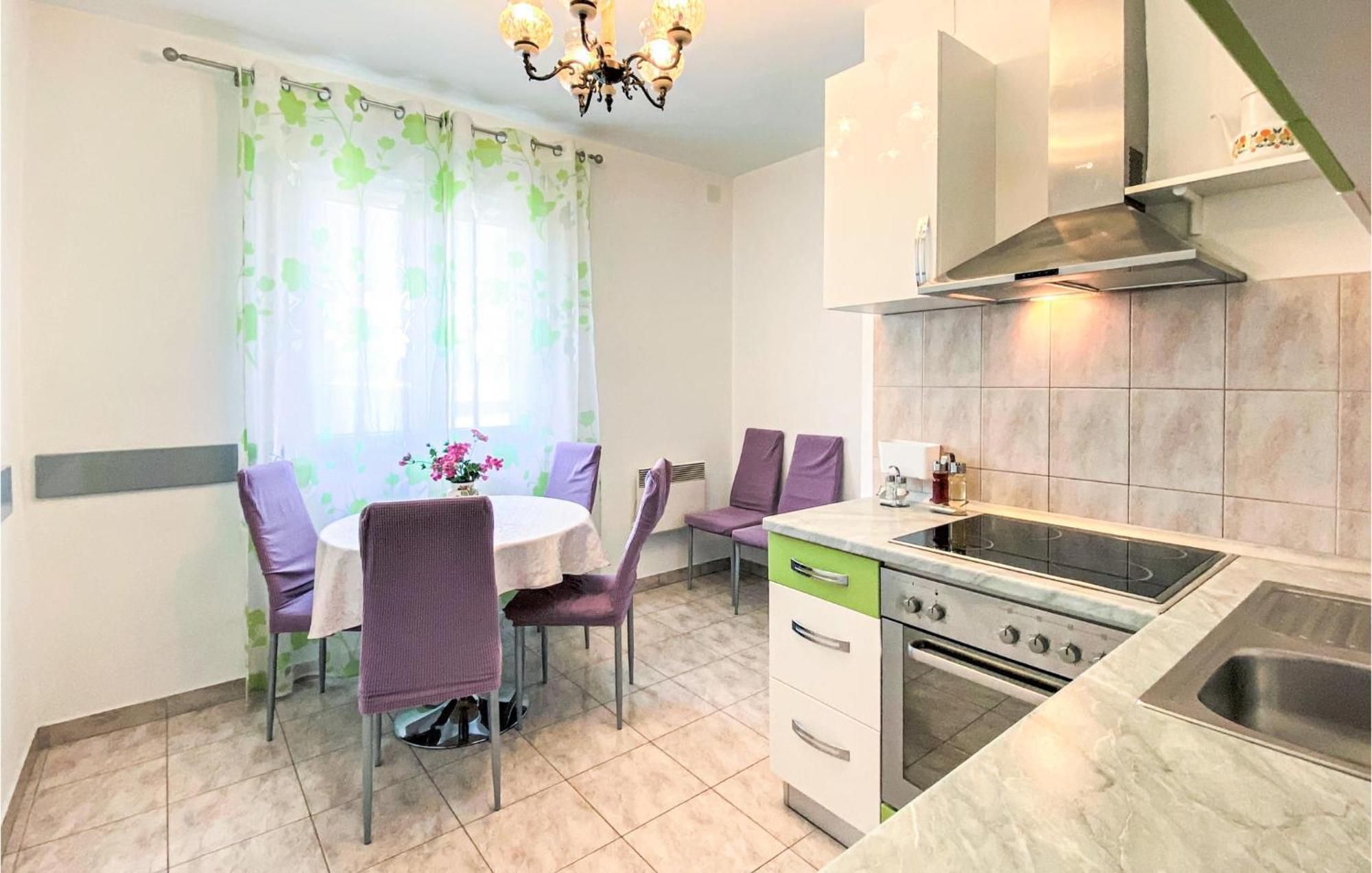 Amazing Apartment In Kastel Sucurac With Kitchen Kaštela Exteriér fotografie
